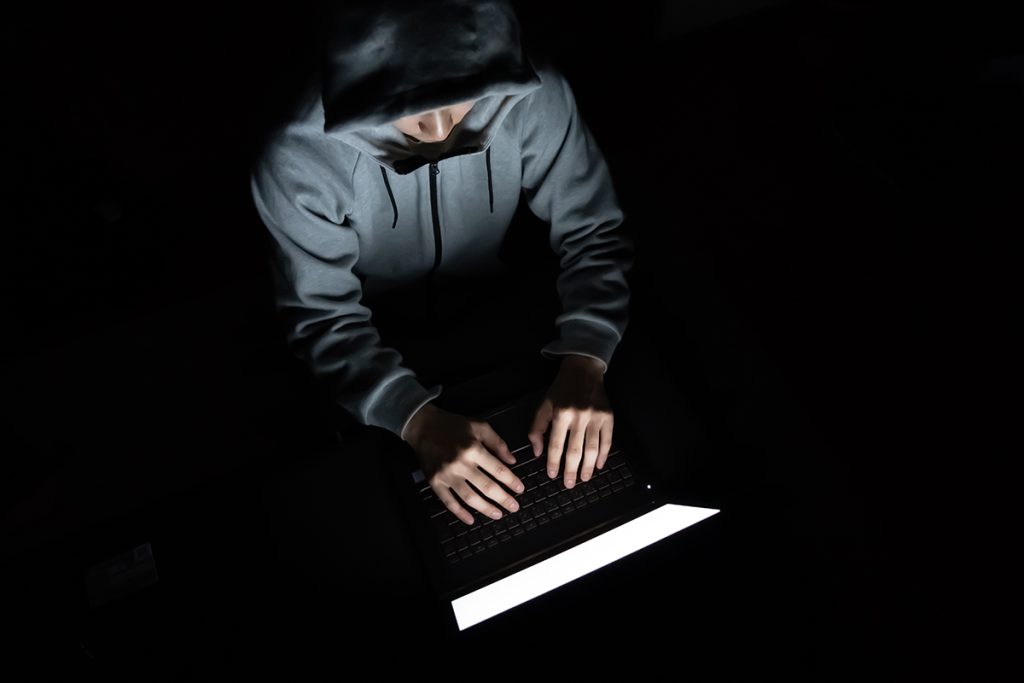 パソコンを操作している